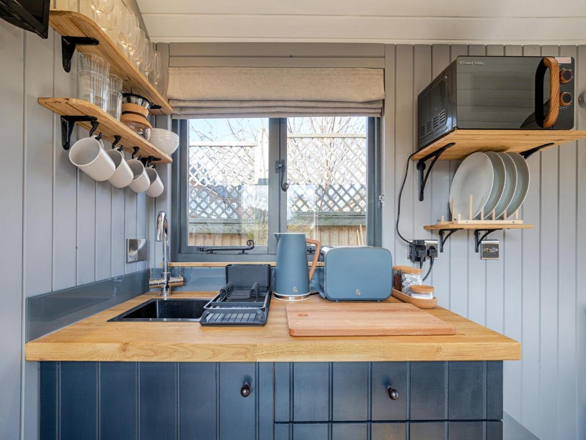 Pass The Keys Whitstable Shepherds Hut Minutes From The Harbour ภายนอก รูปภาพ