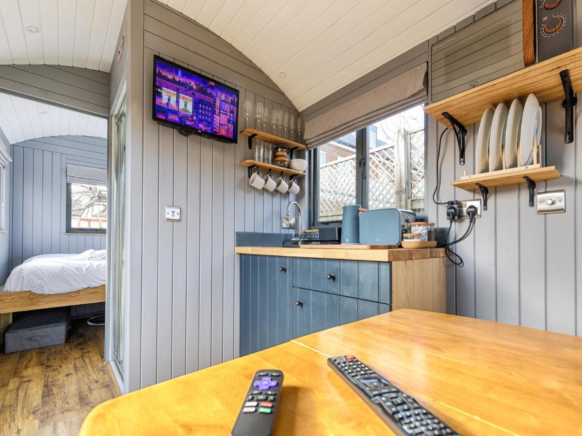 Pass The Keys Whitstable Shepherds Hut Minutes From The Harbour Villa ภายนอก รูปภาพ