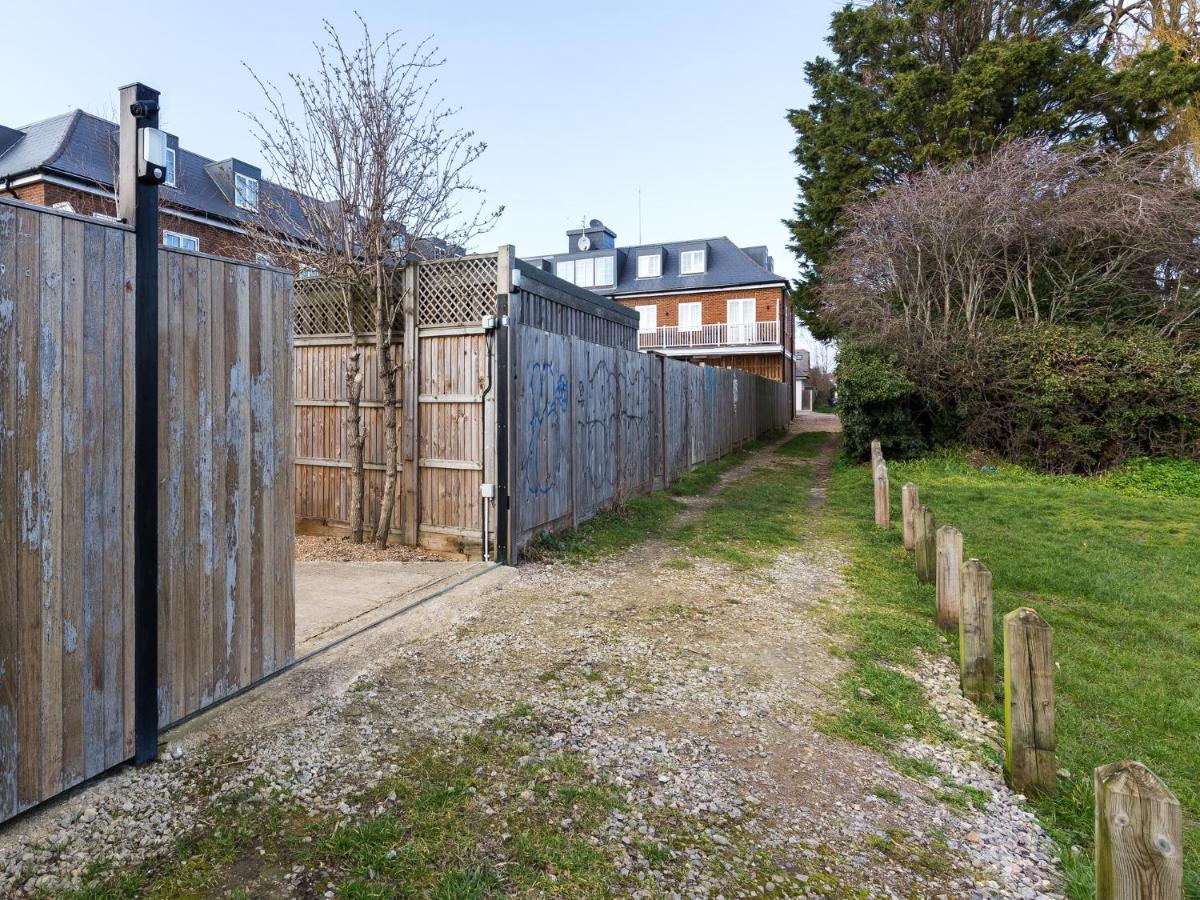 Pass The Keys Whitstable Shepherds Hut Minutes From The Harbour Villa ภายนอก รูปภาพ